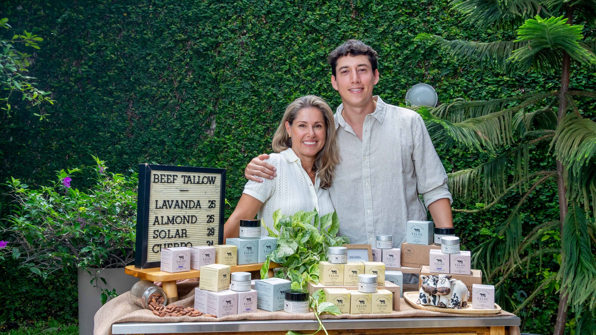 Los fundadores de Tálou, madre e hijo, junto a la mesa de producto en una feria